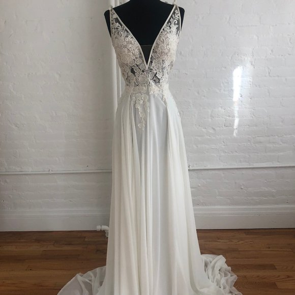 Escala Pronovias Gown - Picture 3 of 7